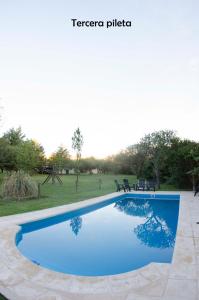 Una gran piscina azul en un patio. en Yerba Buena casas de campo - Nono, en Nono 18 fotos más