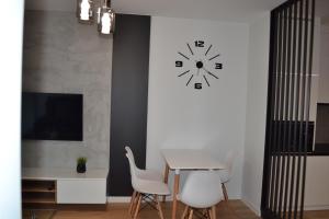Televízia a/alebo spoločenská miestnosť v ubytovaní Apartamenty DK9 Promenada Gwiazd 14