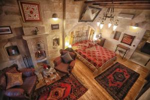 Postel nebo postele na pokoji v ubytování Traveller's Cave Hotel