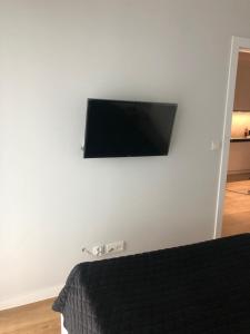 Televízia a/alebo spoločenská miestnosť v ubytovaní Apartamenty DK9 Promenada Gwiazd 14