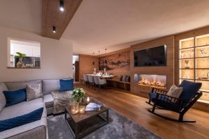 sala de estar con sofá y chimenea en Brunnenhof Luxury Apartments, en Lech am Arlberg