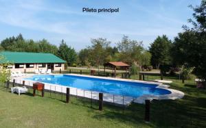 - une grande piscine dans une cour avec un kiosque dans l'établissement Yerba Buena casas de campo - Arroyo de los Patos, à Nono