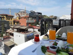 einen Tisch mit Speisen und Getränken auf dem Balkon in der Unterkunft GLK PREMIER Acropol Suites & Spa in Istanbul