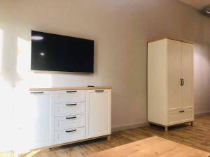 Uma televisão e/ou sistema de entretenimento em Property Apart - Soft Lofty Legnicka Centrum