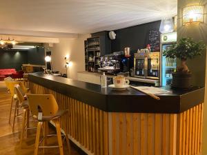 Zona de lounge sau bar la Le Miredames Hôtel-Bar