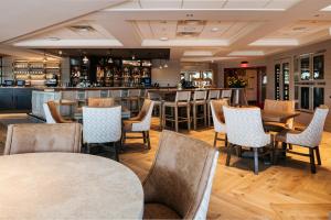 um restaurante com mesas e cadeiras e um bar em St James Hotel em Red Wing