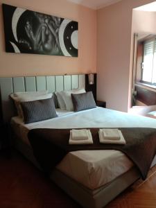 - une chambre avec un grand lit et 2 oreillers dans l'établissement Faria Guimaraes-Porto Centro 1, à Porto