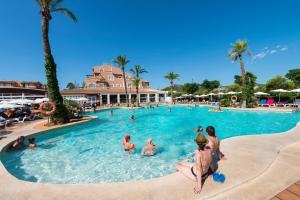 Der Swimmingpool an oder in der Nähe von Aparthotel Ciudad Laurel