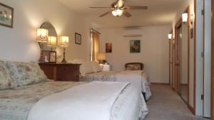 - une chambre avec 2 lits et un ventilateur de plafond dans l'établissement Yosemite Plaisance Bed & Breakfast, à Mariposa