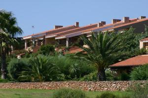 Um jardim em Residence Porto Coda Cavallo