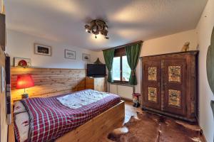 um quarto com uma cama e uma parede de madeira em Chesa Flurigna - Zuoz em Zuoz