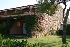 Um jardim em Residence Porto Coda Cavallo