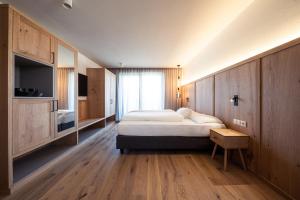 ブルーニコにあるB&B Boutiquehotel Claraの広いベッドルーム(ベッド1台、窓付)