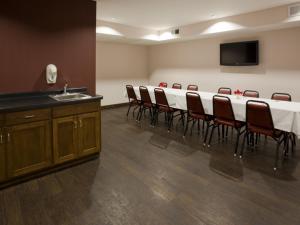 Imagen de la galería de Grandstay Hotel and Suites Parkers Prairie, en Parkers Prairie