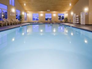 una gran piscina en una habitación de hotel en Grandstay Hotel and Suites Parkers Prairie, en Parkers Prairie