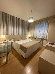 Postel nebo postele na pokoji v ubytování Curitiba Palace Hotel