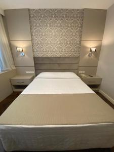 Postel nebo postele na pokoji v ubytování Curitiba Palace Hotel