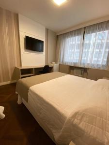 TV a/nebo společenská místnost v ubytování Curitiba Palace Hotel