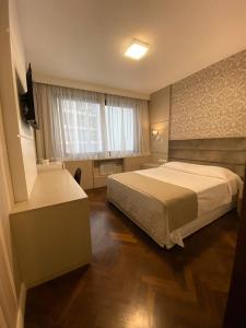 Postel nebo postele na pokoji v ubytování Curitiba Palace Hotel