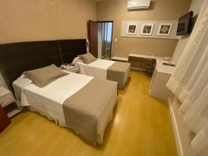 Postel nebo postele na pokoji v ubytování Curitiba Palace Hotel
