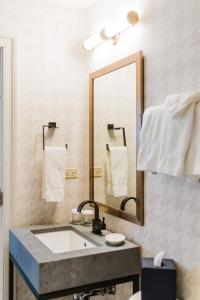 Koupelna v ubytování Dunhill Hotel