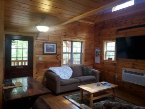 Lounge nebo bar v ubytování The Hampton - An Amish Built Deluxe Log Cabin