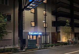 東京的住宿－The Light Inn - Vacation STAY 94704，一座建筑,上面有读灯的标志