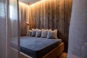 A bed or beds in a room at B&B Boutiquehotel Clara
