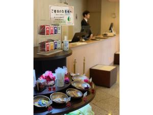 eine Theke mit Schüsseln mit Lebensmitteln auf dem Tisch in der Unterkunft Hotel Grand Vert Gizan - Vacation STAY 95360 in Gifu