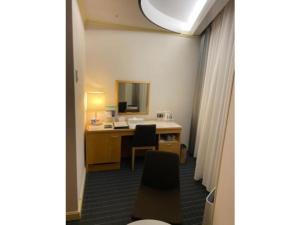 um quarto de hotel com uma secretária e um espelho em Hotel Grand Vert Gizan - Vacation STAY 95357 em Gifu