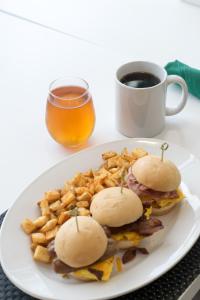 un plato con dos sándwiches y papas fritas y una taza de café en Holiday Inn Cleveland Clinic, an IHG Hotel, en Cleveland