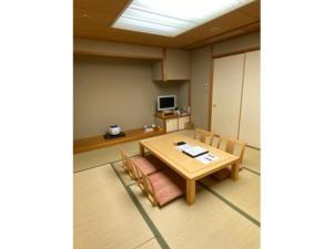 岐阜市にあるHotel Grand Vert Gizan - Vacation STAY 95362のテーブルと椅子とテレビのある部屋 +5枚の写真