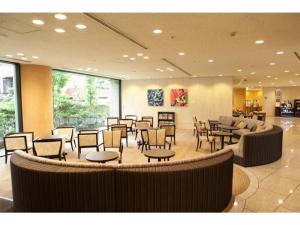 岐阜市にあるHotel Grand Vert Gizan - Vacation STAY 95369のロビーのテーブルと椅子付きのレストラン