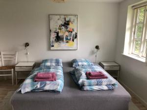 1 dormitorio con 1 cama con 2 almohadas en BrusaaUdlejning en Nibe