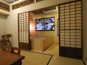 una habitación con TV y una habitación con mesa en New Art Building - Vacation STAY 95699, en Tokio