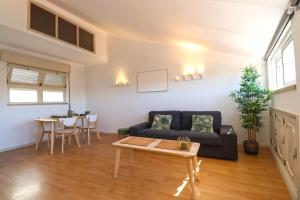 sala de estar con sofá y mesa en Central Apartment - Viana City Centre, en Viana do Castelo