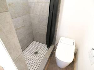 uma casa de banho com duche, WC e chuveiro em New Art Building - Vacation STAY 95765 em Tóquio