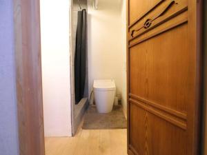 uma casa de banho com um WC e uma porta de madeira em New Art Building - Vacation STAY 95765 em Tóquio