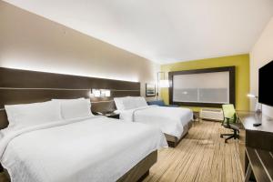 Tempat tidur dalam kamar di Holiday Inn Express & Suites Jacksonville - Town Center, an IHG Hotel