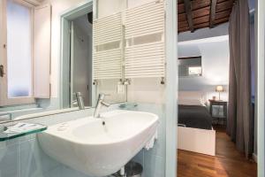 A bathroom at Dell'Orso Residence Még 23 kép