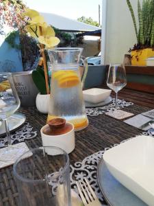 Richmond Hill Guest House في بورت اليزابيث: طاولة عليها ابريق عصير واكواب