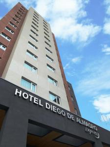 uma discoteca de hotel de anaheim é retratada em frente a um edifício em Hotel Diego de Almagro Temuco Express em Temuco