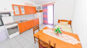 Kuchyň nebo kuchyňský kout v ubytování Apartments Goldie