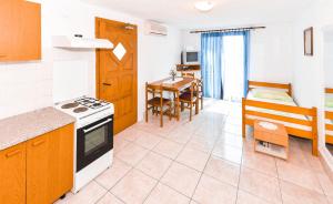 Kuchyň nebo kuchyňský kout v ubytování Apartments Goldie