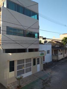 un grand bâtiment avec des fenêtres sur son côté dans l'établissement Pousada Monte Serrat, à Bonito
