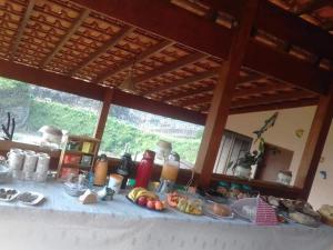 ein Tisch mit Speisen und Getränken darauf in der Unterkunft Ao Mare in São Francisco