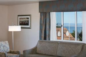 Posezení v ubytování Holiday Inn Express Monterey - Cannery Row by IHG