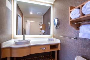 Koupelna v ubytování Holiday Inn Express Monterey - Cannery Row by IHG