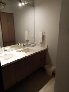 a bathroom with a sink, toilet and mirror at Studio Hotel Boutique in San José
