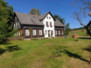 uma casa velha num campo relvado em CHALUPA V PANSKÝM , Staré Křečany u Rumburku em Panský